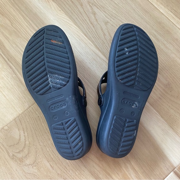 CROCS DUAL COMFORT THONG WEDGES - Picture 8 of 9